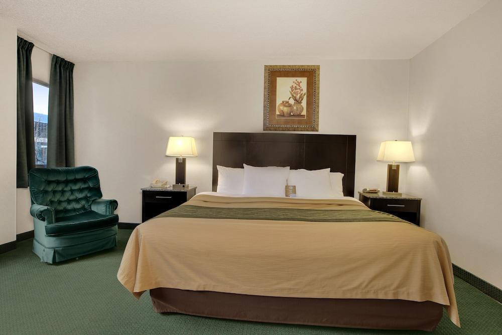 Comfort Inn & Suites Edmonton Exterior photo