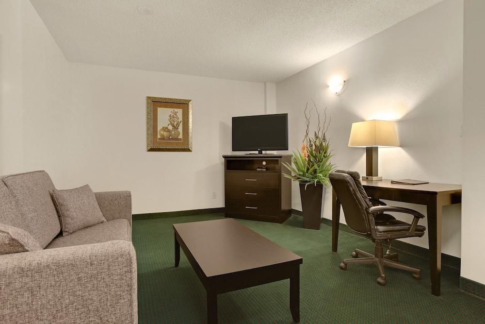 Comfort Inn & Suites Edmonton Exterior photo