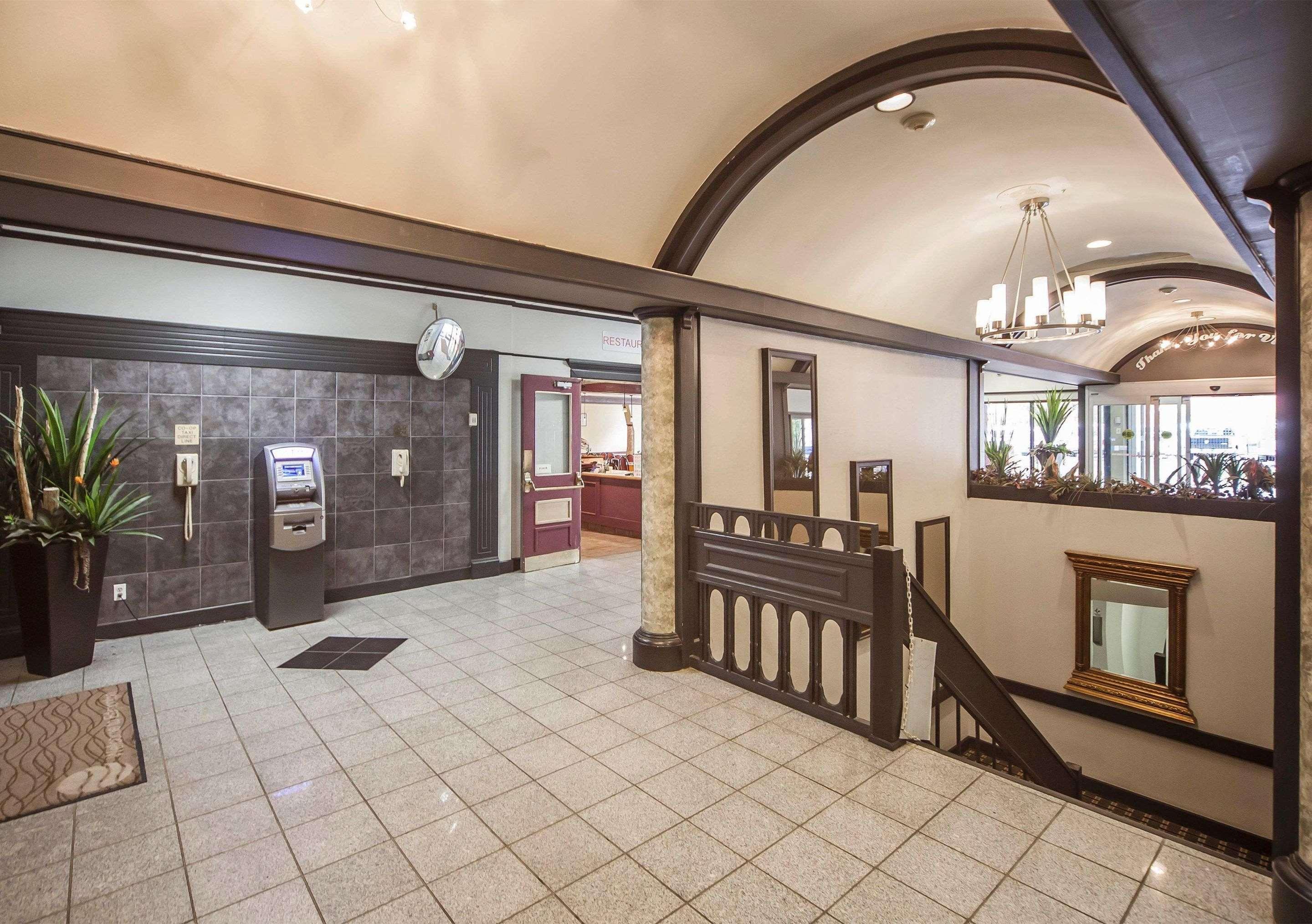 Comfort Inn & Suites Edmonton Interior photo
