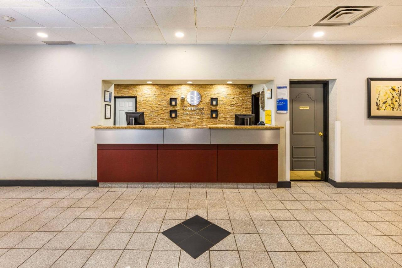 Comfort Inn & Suites Edmonton Exterior photo